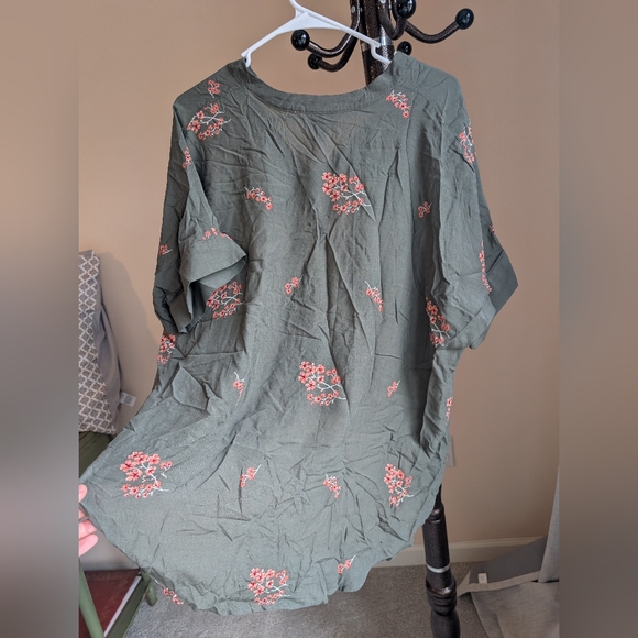 NWT Universal Thread high/low relaxed fit top - Picture 2 of 5